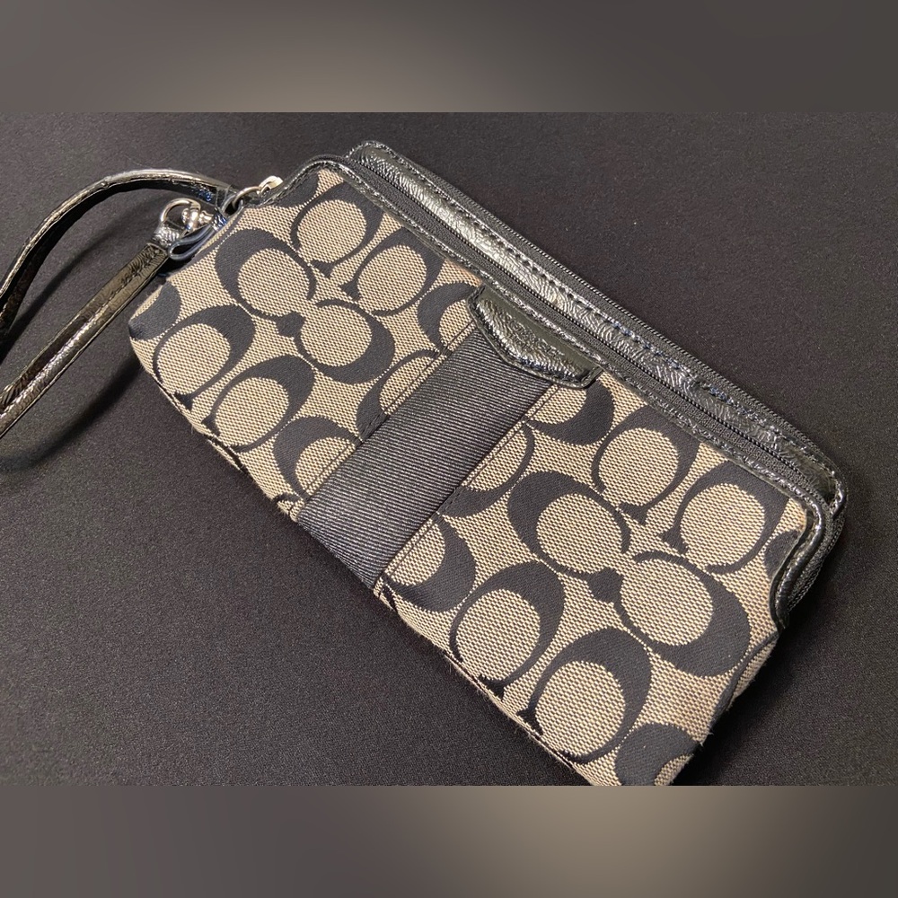 Coach Wristlet ~ Black Tan with Silver Hardware 💕 C🖤O🖤A🖤C🖤H 💕